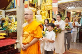 Lễ nhiễu Phật quanh chánh điện chùa Phổ Minh