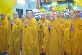 Đoàn Ban Trị sự GHPGVN TP.HCM viếng tang Trưởng lão Hòa thượng Thích Tịnh Hạnh