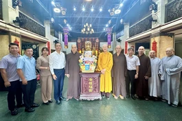 Đoàn lãnh đạo Quận ủy Q.5 chúc mừng Ban Trị sự GHPGVN Q.5 nhân kỷ niệm 43 năm ngày thành lập GHPGVN