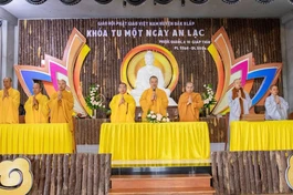 Chư tôn đức chứng minh Lễ tổng kết khóa tu Ngày an lạc tại chùa Phước Quang