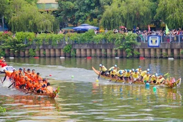 Lễ hội đua nghe ngo trên kênh Nhiêu Lộc - Thị Nghè - Ảnh: Dương Bá/BGN