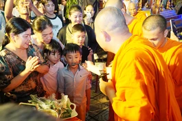 Nghi thức truyền thống đút cốm dẹp của người Khmer trong Lễ hội Ok Om Bok