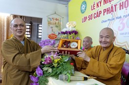 Thượng tọa Thích Thiện Chơn, Chủ nhiệm Lớp Sơ cấp Phật học Q.3 trao quà tri ân đến Trưởng lão Hòa thượng Thích Thanh Hùng - Ảnh: Trí Thuận