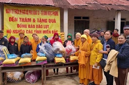 Chư Ni hệ phái Khất sĩ tặng quà bà con tại Hà Giang