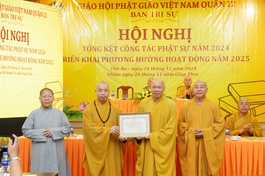 Thượng tọa Thích Quang Thạnh, Phó ban Trị sự kiêm Trưởng ban Giáo dục Phật giáo TP.HCM trao Bằng tuyên dương công đức của Ban Trị sự GHPGVN TP.HCM đến tập thể Ban Trị sự Phật giáo Q.12 hoàn thành tốt công tác Phật sự năm 2024