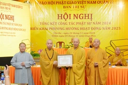 Thượng tọa Thích Quang Thạnh, Phó ban Trị sự kiêm Trưởng ban Giáo dục Phật giáo TP.HCM trao Bằng tuyên dương công đức của Ban Trị sự GHPGVN TP.HCM đến tập thể Ban Trị sự Phật giáo Q.12 hoàn thành tốt công tác Phật sự năm 2024