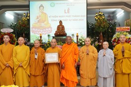 Hòa thượng Danh Lung, Phó ban Trị sự GHPGVN TP.HCM trao Bằng tuyên dương công đức của Ban Trị sự GHPGVN TP.HCM đến tập thể Ban Trị sự GHPGVN Q.Gò Vấp