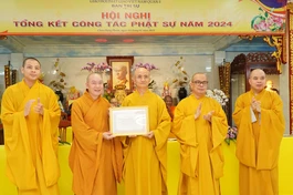 Thượng tọa Thích Thiện Quý trao Bằng tuyên dương công đức đến tập thể Ban Trị sự GHPGVN Q.3