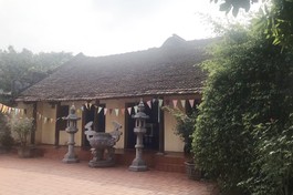 Chùa Linh Ứng thường gọi theo tên nơi dựng chùa là chùa Mai Trai, Sơn Tây, Hà Nội