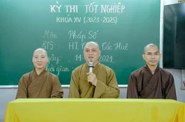 Thượng tọa Thích Thiện Chơn, Chủ nhiệm Lớp Sơ cấp Phật học Q.3 phát biểu tại kỳ thi tốt nghiệp - Ảnh: CM