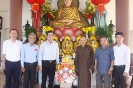 Ông Nguyễn Văn Năm, Ủy viên Ban Thường vụ Quận ủy, Trưởng ban Dân vận Quận ủy Q.12 chúc Tết đến Ban Trị sự GHPGVN Q.12 - Ảnh: Song Anh