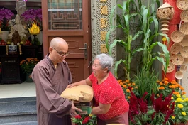 Nụ cười hoan hỷ khi được sẻ chia trước thềm năm mới