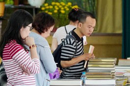  Phật tử, khách du xuân tham quan Hội sách tại chùa Phật Học Xá Lợi