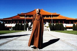 Hòa thượng Tinh Vân: “Chúng ta phải có sức mạnh của sự nhẫn nhục. Không phàn nàn khi được giao trách nhiệm và không đổ lỗi cho người khác khi gặp khó khăn”.