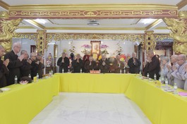 Chư tôn đức Tăng Ni niệm Phật cầu gia hộ trước buổi họp