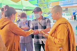 Tịnh xá Ngọc Phương trao quà đến gia đình bệnh nhi tại Bệnh viện Nhi Đồng 1 - TP.HCM