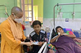 Đoàn hỗ trợ đến người dân Myanmar đang điều trị tại bệnh viện