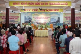 Tịnh xá Ngọc Phương tặng quà đến người dân khó khăn trên địa bàn Q.Gò Vấp (TP.HCM)