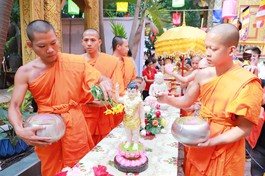 Lễ Tắm Phật tại chùa Candaransi, TP.HCM