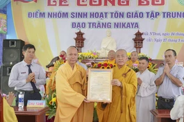Thượng tọa Thích Quảng Hiền trao quyết định thành lập điểm sinh hoạt tôn giáo tập trung Đạo tràng Nikaya