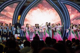 Ca khúc "Phật giáo Việt Nam vinh quang" mở đầu cho đêm nghệ thuật tối 25-4, tại Việt Nam Quốc Tự (Q.10, TP.HCM)