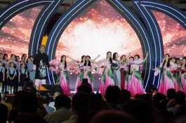 Ca khúc "Phật giáo Việt Nam vinh quang" mở đầu cho đêm nghệ thuật tối 25-4, tại Việt Nam Quốc Tự (Q.10, TP.HCM)