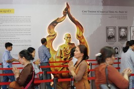 Dòng người xếp hàng vào đảnh lễ xá-lợi Bồ-tát Thích Quảng Đức được tôn trí tại Việt Nam Quốc Tự (Q.10, TP.HCM)