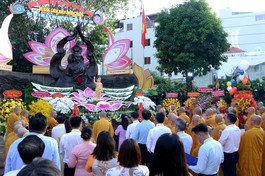 Ban Trị sự GHPGVN Q.3 trang nghiêm Kính mừng Đại lễ Phật đản Phật lịch 2569 tại Công viên tượng đài Bồ-tát Thích Quảng Đức - Ảnh: Bảo Toàn/BGN