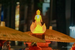 Ánh đạo vàng lan tỏa mười phương