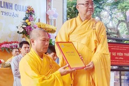 Hòa thượng Thích Minh Nhật trao quyết định bổ nhiệm trụ trì chùa Linh Quang đến Thượng tọa Thích Bổn Quốc