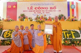 Thượng tọa Thích Quảng Hiền trao quyết định bổ nhiệm trụ trì chùa Thiên Ân đến Sư cô Thích nữ Tịnh Viễn