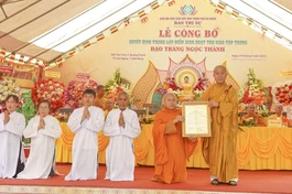 Thượng tọa Thích Quảng Hiền trao quyết định thành lập điểm sinh hoạt tôn giáo tập trung đạo tràng Ngọc Thành đến Đại đức Thích Giác Minh Phát