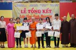 Trao khen thưởng đến các em học sinh trong Lễ tổng kết lớp học tình thương chùa Kỳ Quang II
