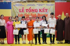 Trao khen thưởng đến các em học sinh trong Lễ tổng kết lớp học tình thương chùa Kỳ Quang II