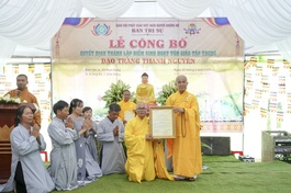 Thượng tọa Thích Quảng Hiền trao quyết định thành lập điểm sinh hoạt tôn giáo tập trung Thanh Nguyên