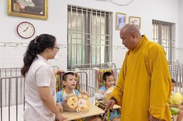 Thượng tọa Thích Phước Nguyên thăm hỏi, tặng quà đến các em khuyết tật