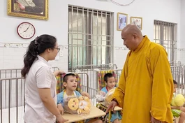 Thượng tọa Thích Phước Nguyên thăm hỏi, tặng quà đến các em khuyết tật