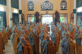 Chư Ni niêm hương bạch Phật, đảnh lễ Tam bảo - Ảnh: CVP