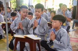 Các em nhỏ tụng kinh tại khóa tu chùa Linh Quang