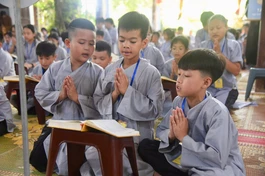 Các em nhỏ tụng kinh tại khóa tu chùa Linh Quang