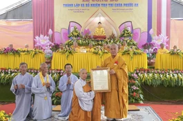 Thượng tọa Thích Quảng Hiền, Trưởng ban Trị sự GHPGVN tỉnh trao quyết định bổ nhiệm trụ trì chùa Phước An đến Sư cô Thích nữ Đức Huệ