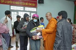 Đại đức Thích Giác Minh Phát, Phó ban Thông tin - Truyền thông Phật giáo tỉnh Đắk Nông, đại diện chư Tăng tịnh xá Ngọc Đạt trao quà đến bà con 