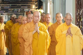 Chư hành giả tại trường hạ chùa Huỳnh Kim kinh hành trong thời khóa Tuần huân tu tập trung nhân mùa An cư kiết hạ Phật lịch 2569