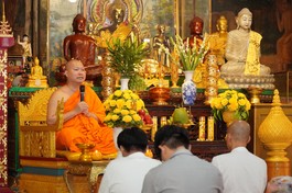 Đại đức Châu Hoài Thái có thời pháp thoại đến Phật tử trước khóa lễ dâng y tắm mưa và dâng đèn hạ 