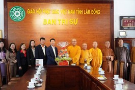 Ông Bùi Huy Thành trao quà chúc mừng Ban Trị sự GHPGVN tỉnh Lâm Đồng