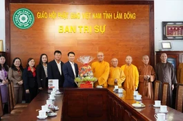Ông Bùi Huy Thành trao quà chúc mừng Ban Trị sự GHPGVN tỉnh Lâm Đồng
