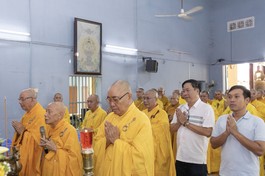 Hòa thượng Thích Minh Nhật, Trưởng ban Trị sự GHPGVN tỉnh Lâm Đồng cùng chư tôn giáo phẩm, đại biểu tưởng niệm anh linh các anh hùng, liệt sĩ