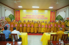 Hòa thượng Thích Bảo Nghiêm trao quyết định chuẩn y thành phần nhân sự Ban Trị sự GHPGVN tỉnh Phú Thọ 