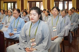 Phật tử thực tập thiền trong khóa tu Ngày an lạc tại Việt Nam Quốc Tự - Ảnh: Như Danh/BGN