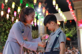 Cha mẹ là người thầy đầu tiên trong đời của chúng ta - Ảnh: Phùng Anh Quốc